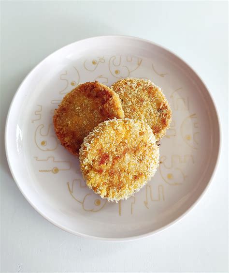 Polpeti iz ovsenih kosmičev in korenčka, posuti s parmezanom