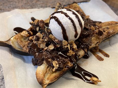 Fotografija banana splita z jagodami in vegansko smetano