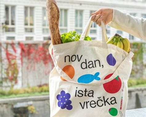 fotografija lanene vrečke, ki se uporablja kot košara za serviranje svežega kruha
