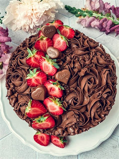 Fotografija čudovito okrašene torte z ganache kremo