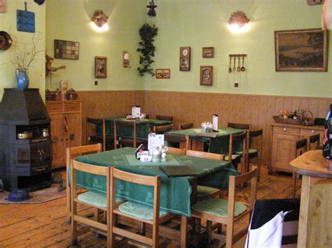pogled na notranjost gostilnice in pizzerie Izba s poudarkom na ambientu in ustrežljivem osebju