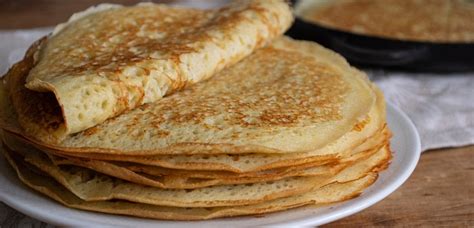 Ilustracija pečene palačinke v pekaču, ki se napihuje