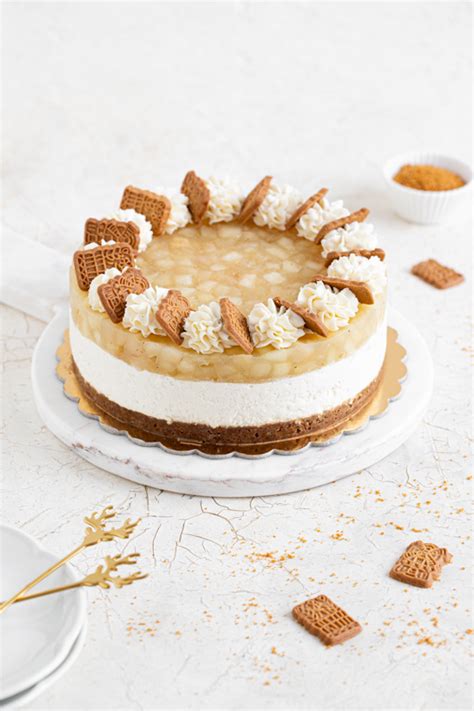 Tematska fotografija: domača puding torta s piškoti na praznični mizi