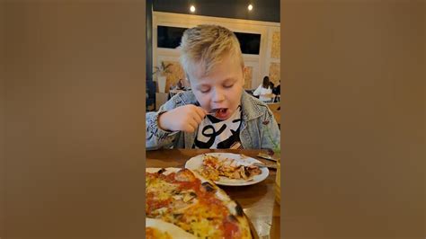 Tematska fotografija dojenčka, ki uživa v gostejši hrani