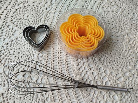 slika pekača z napolnjenimi modelčki za mafine, pripravljenimi za peko