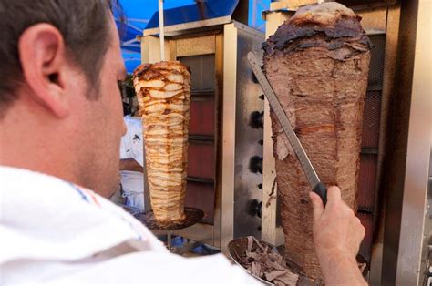 Prikaz kebaba v lepinji ali tortilji