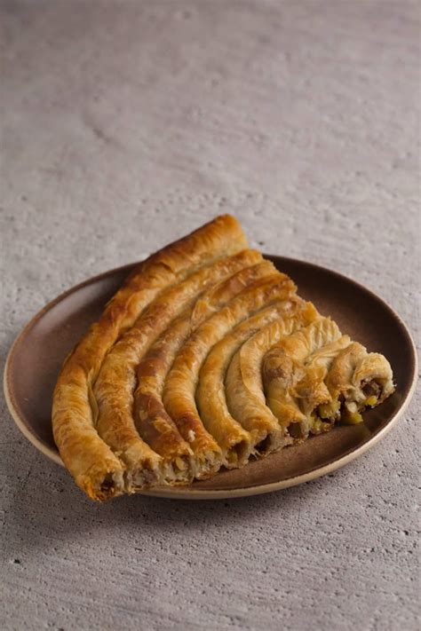 Tematska fotografija: Bosanski burek v obliki polža, sveže pečen