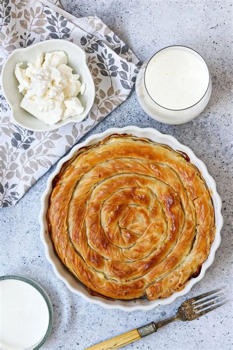 Tematska fotografija: Sveže pečen, zlato rjav piščančji burek