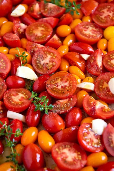 Infographics showing different stages of roasting tomatoes with garlic and bread in a baking dish.