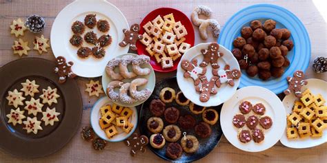 različni piškoti, napolitanke in ostanki peciva, pripravljeni za blendanje v osnovo za 