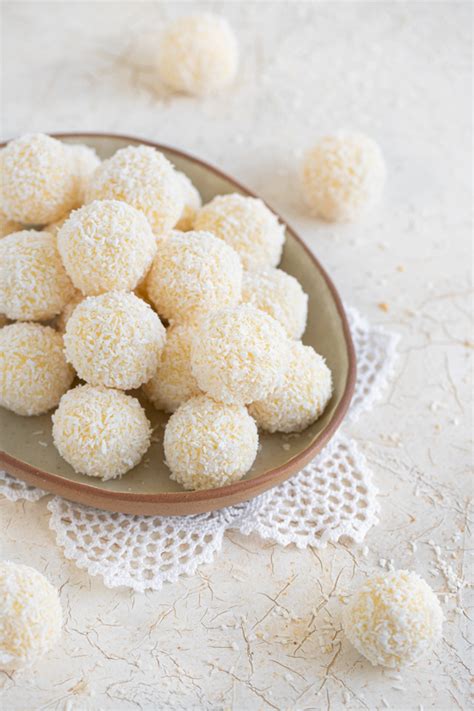 pripravljene kroglice z belo čokolado in posipom