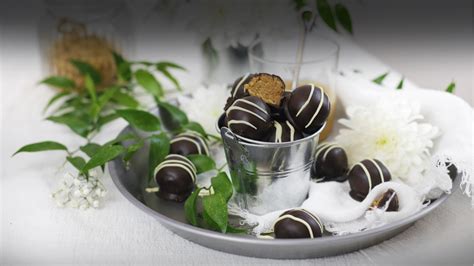 piškotne kroglice s koščkom bele čokolade v notranjosti