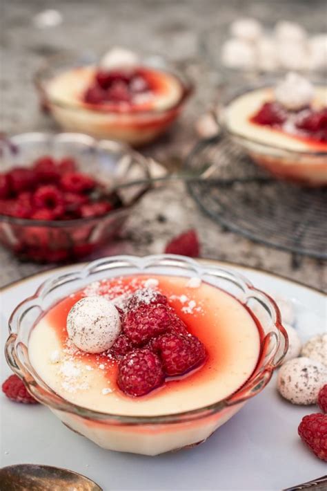 pripravljen puding z belo čokolado in vanilijevim strokom