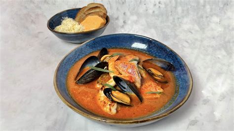 Serviran krožnik Bouillabaisse z omako Rouille in popečenim kruhom