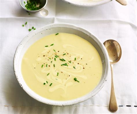 Krožnik ohlajene vichyssoise juhe, okrašene s sesekljanim porom