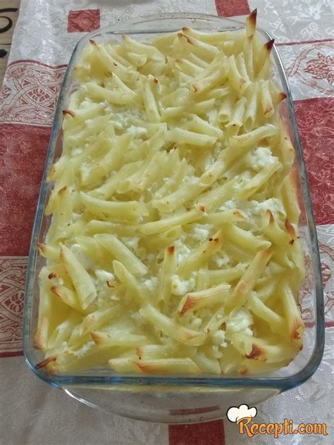 Zapečene makarone s sirom in šunko v pekaču