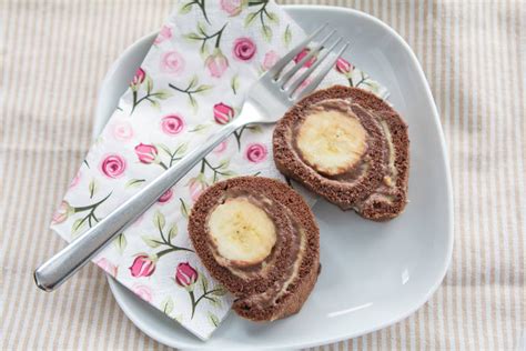 Sladica čokoladna rolada z banano, posuta z naribano čokolado