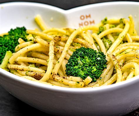 Servirane testenine z vegansko omako in brokolijem