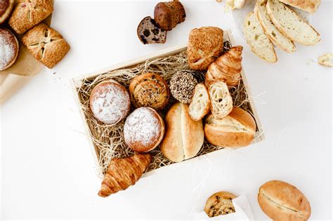 Različni doma pečeni kruhki in pekovski izdelki različnih oblik in barv