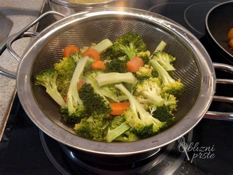 Prikaz priprave sveže zelenjave, npr. brokoli, v sopari