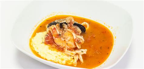 Prikaz različnih jedi, kot so polenta, ribji brodet, krompirjevi svaljki