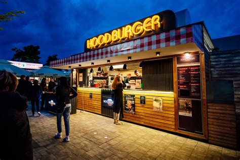 Fotografija notranjosti moderne restavracije Hood Burger v centru