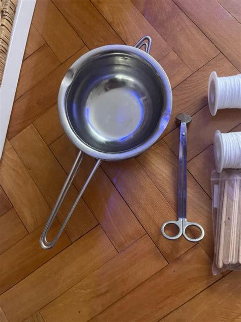 Fotografija različnih pripomočkov za izdelavo marmelade in steriliziranih kozarcev