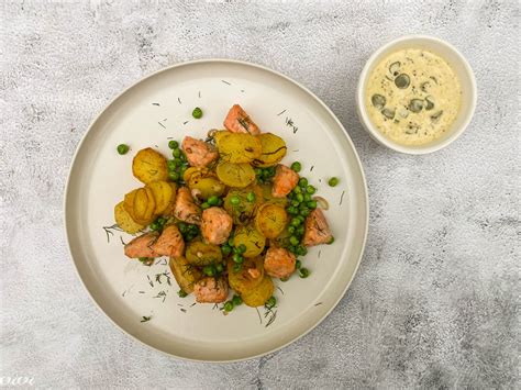 Ilustracija gratiniranega krompirja z lososom in grahom