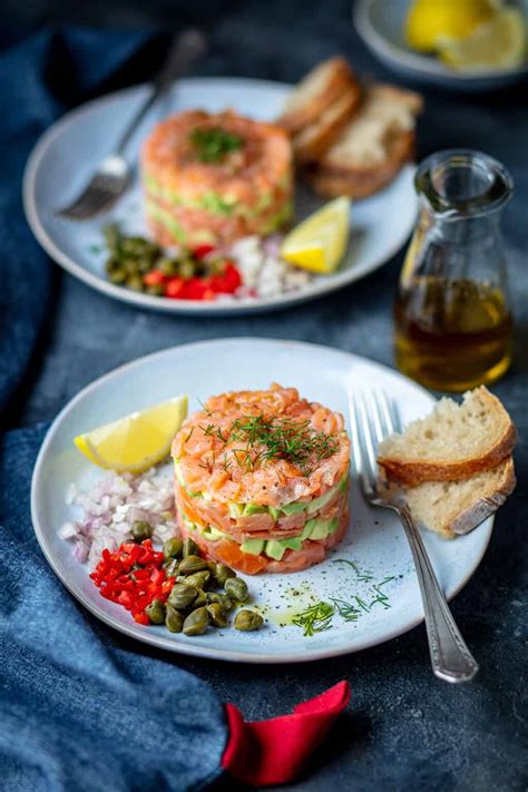 Prikaz lososovega tatara na čipsu