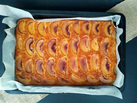 pečeno pecivo z breskvami, ki se hladi v pekaču