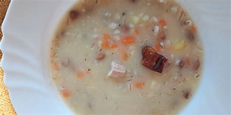 Sestavine za ričet: ječmen, fižol, korenje, krompir, čebula, česen, slanina