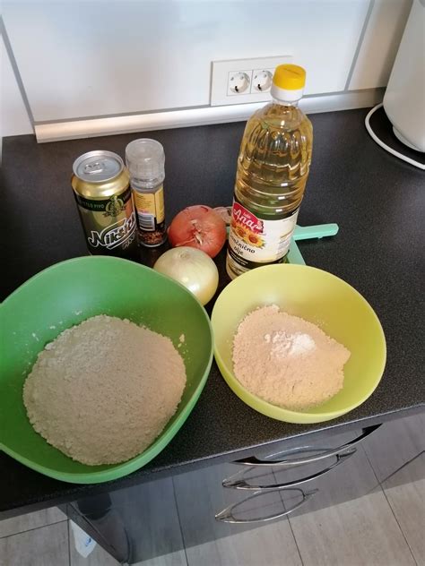 Sestavine za pripravo ranch pomake v skledi.