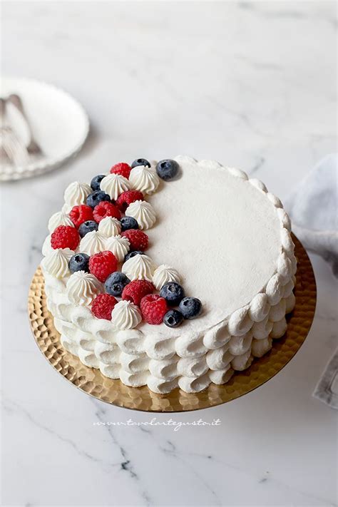 Primer torte, okrašene z risanim junakom na jedilnem oblatu