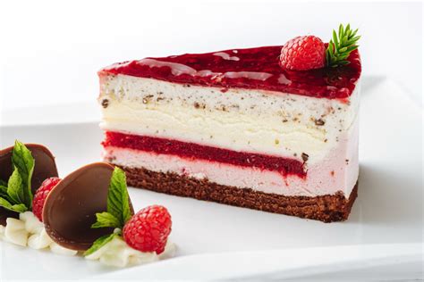 slika sadne torte z rdečim prelivom