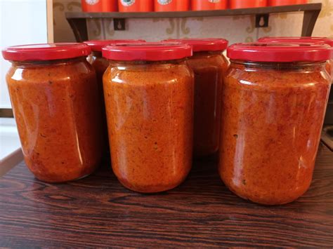 mlada gospodinja melje zelenjavo za ajvar