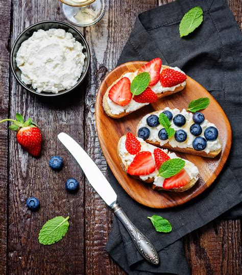 Dekoracija torte s svežim sadjem (jagode, maline, borovnice)