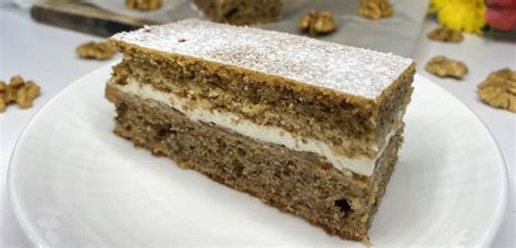 Pripravljeno orehovo pecivo s kremo maskarpone, okrašeno z orehi