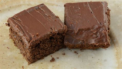 Pripravljeno čokoladno-jogurtovo pecivo, premazano s smetano