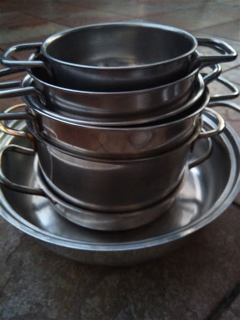 Ilustracija različnih vrst loncev in ponv