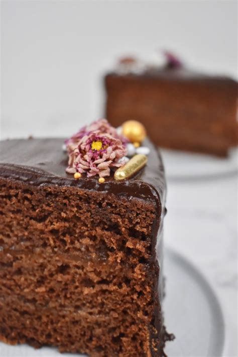 Dunajska makova torta, okrašena s sladkorjem v prahu in čokoladno glazuro