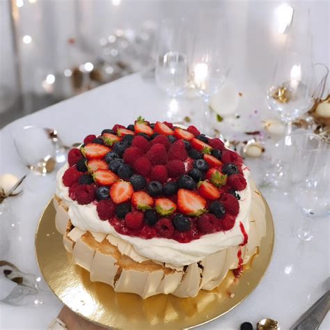 Tematska fotografija borovničeve torte na mizi