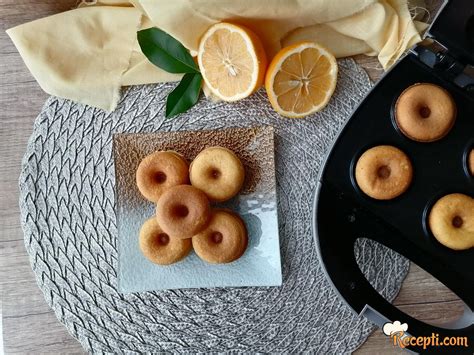 Fotografija breskovega sladoleda v posodi iz aparata
