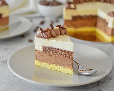 čokoladna puding torta s koščki čokolade in piškotov