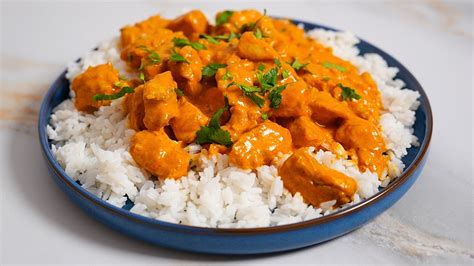 fotografija pripravljenega piščančjega curryja s koriandrom in rižem