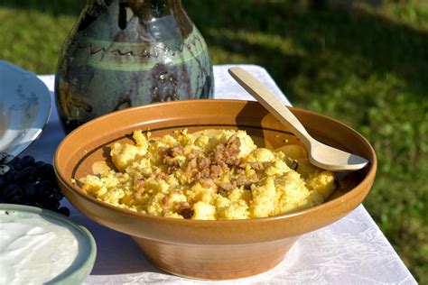 Tradicionalna polenta z ocvirki v rustikalni posodi