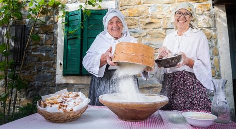Slikovit prikaz mešanja polente v bakrenem kotličku