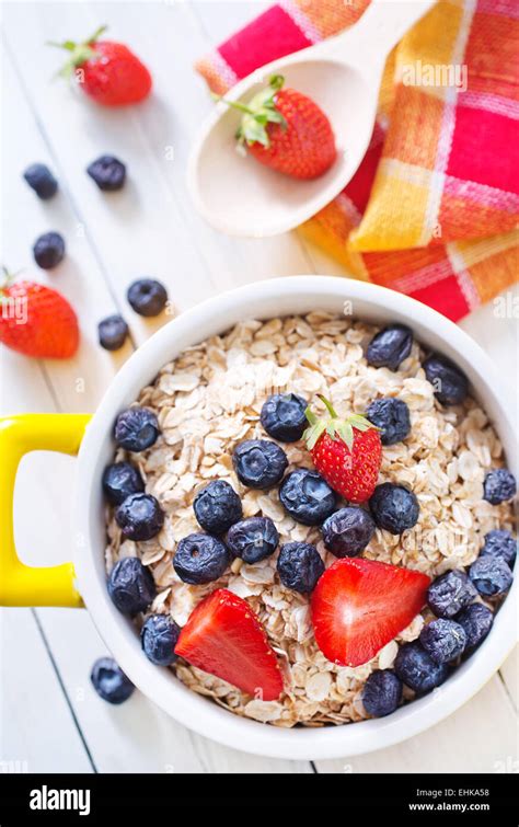 Thematic photo of oat flakes in a bowl with fruits