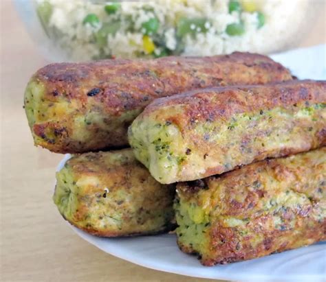 brokolijevi kroketi na krožniku
