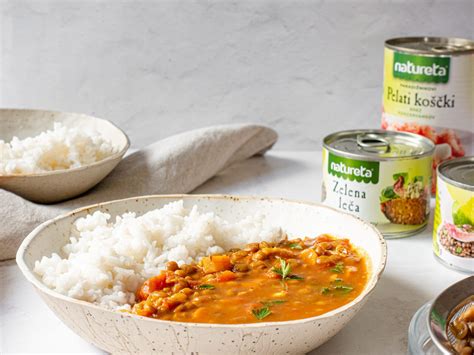 Fotografija tajskega zelenega curryja z rižem