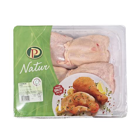 Sveža piščančja prsa na kuhinjski deski, narezana na manjše zrezke
